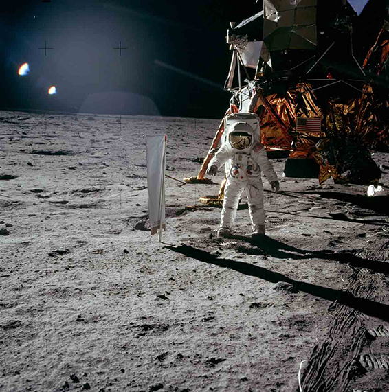Juli 1969: Apollo 11 auf dem Mond mit dem Sonnenwind-Segel (SWC) des Physikalischen Instituts der Universität Bern. Es fing die Gase von der Sonne ein. Diese wurden in Bern mit speziell dafür entwickelten Massenspektrometern gemessen. Astronaut Edwin «Buzz» Aldrin steht neben dem Berner Experiment.