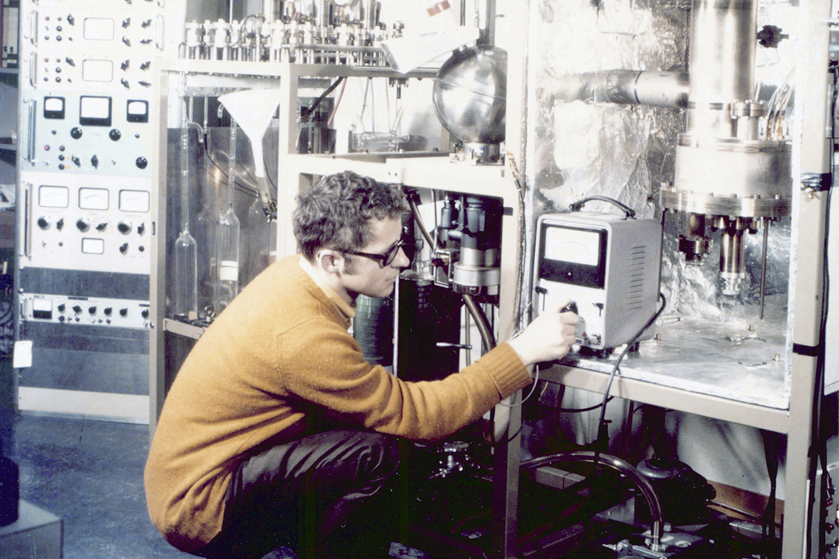 Herbert Cerutti wertete als Doktorand im Berner Labor auch das Sonnenwindsegel aus. © Universität Bern