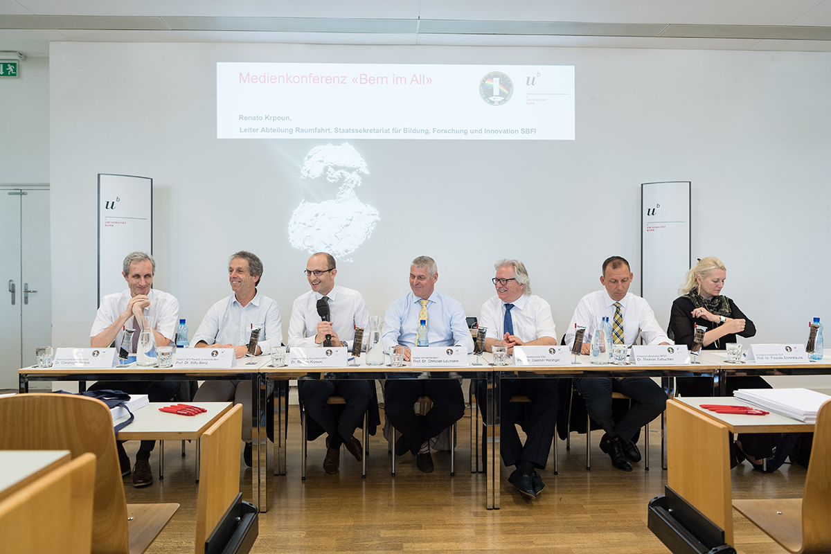 V.l.n.r.: Christoph Pappa (Generalsekretär Universität Bern), Willy Benz (Leiter CHEOPS, Universität Bern), Renato Krpoun (Abteilungsleiter Raumfahrt des SBFI), Christian Leumann (Rektor Universität Bern), Günther Hasinger, (Wissenschaftsdirektor der ESA), Thomas Zurbuchen (Wissenschaftsdirektor der NASA), Pascale Ehrenfreund (Vorstandsvorsitzende des DLR).