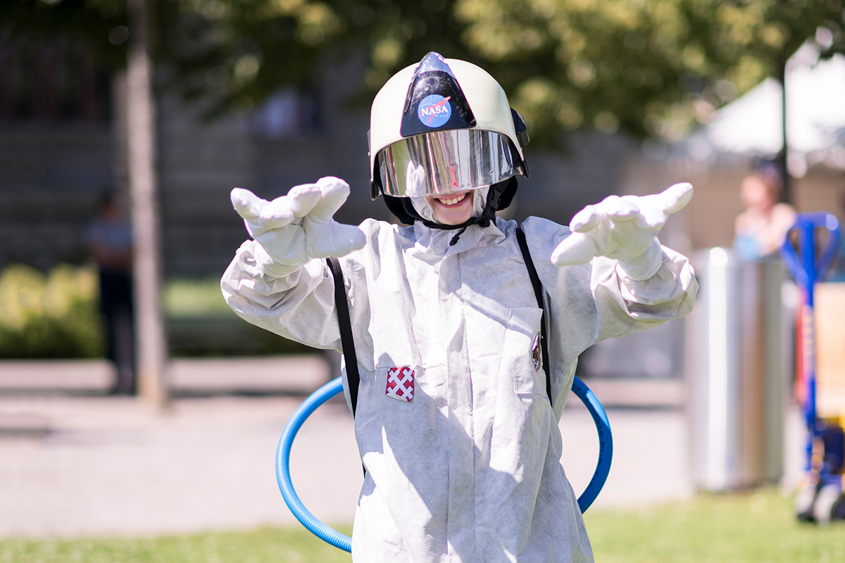 Kleine Astronauten auf der Grossen Schanze.