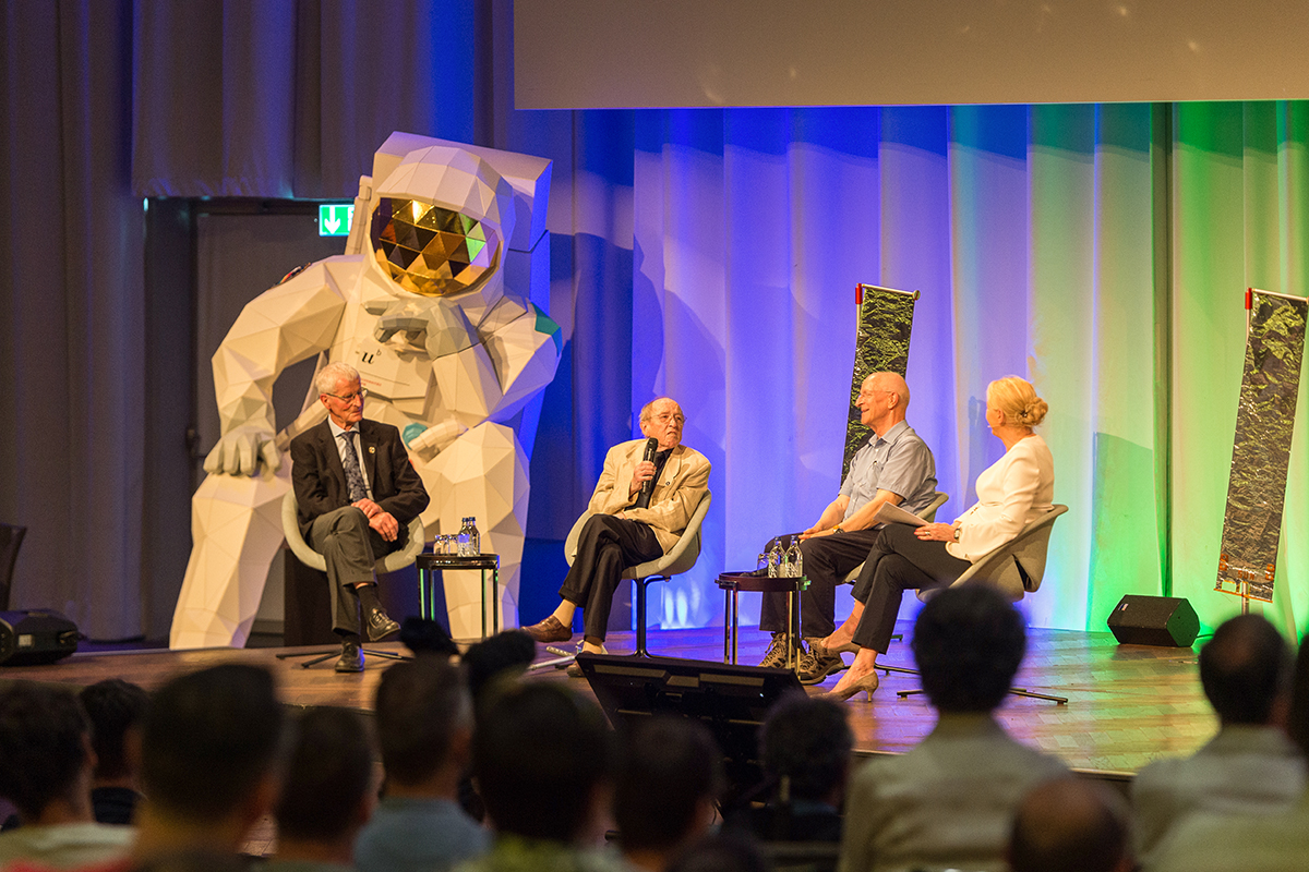 v.l.n.r.: Jürg Meister und Hans Balsiger, ehemalige Beteiligte am SWC der Universität Bern, Astronaut Claude Nicollier, Katja Stauber.