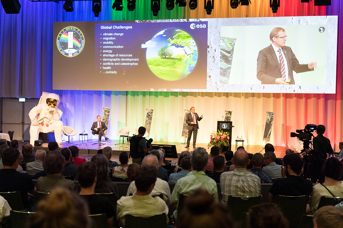 Sprachen über globale Herausforderungen: Thomas Zurbuchen, Wissenschaftsdirektor der NASA, und Johann-Dietrich Wörner, Generaldirektor der ESA.