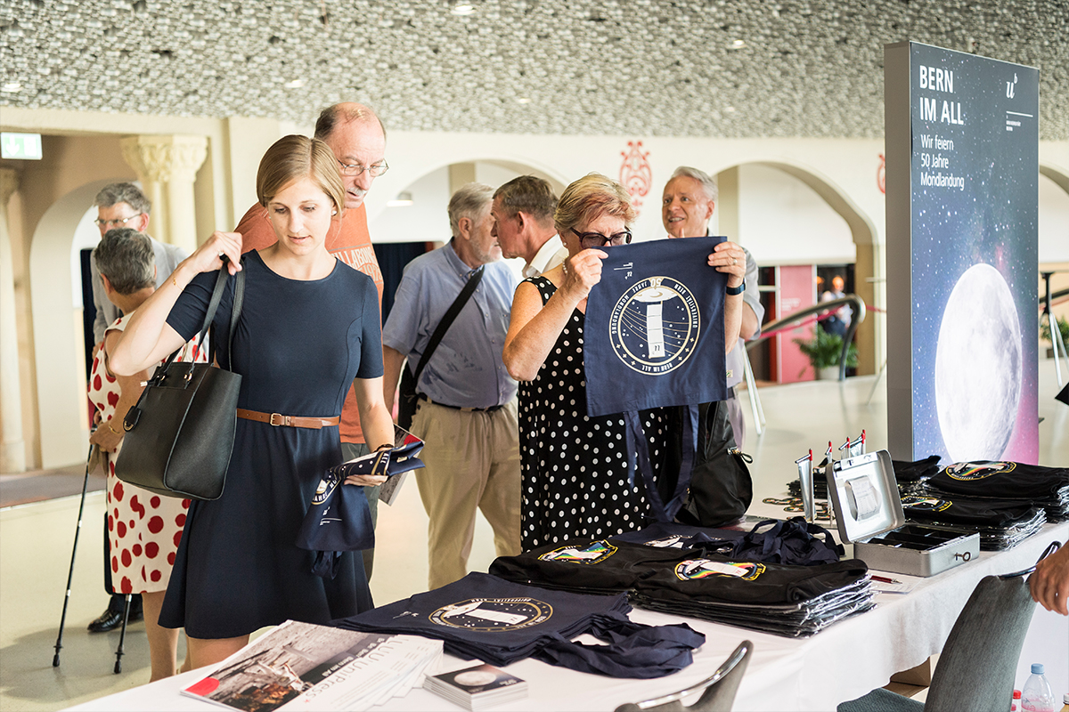 Der Shop der Universität Bern wartete mit einer Sonderkollektion auf.